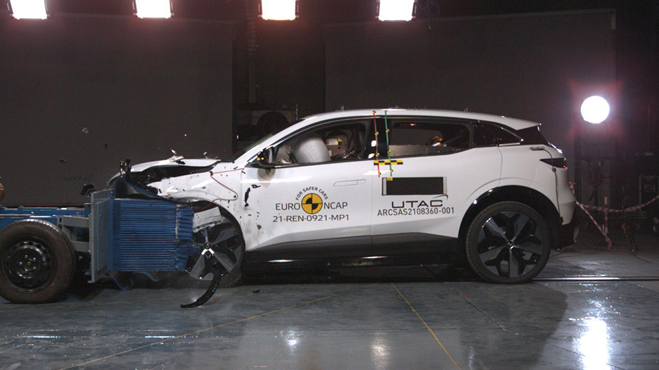 ΤΟ ΝΕΟ RENAULT MEGANE E-TECH ELECTRIC ΚΕΡΔΙΖΕΙ ΤΑ 5 ΑΣΤΕΡΙΑ ΤΟΥ EURONCAP 